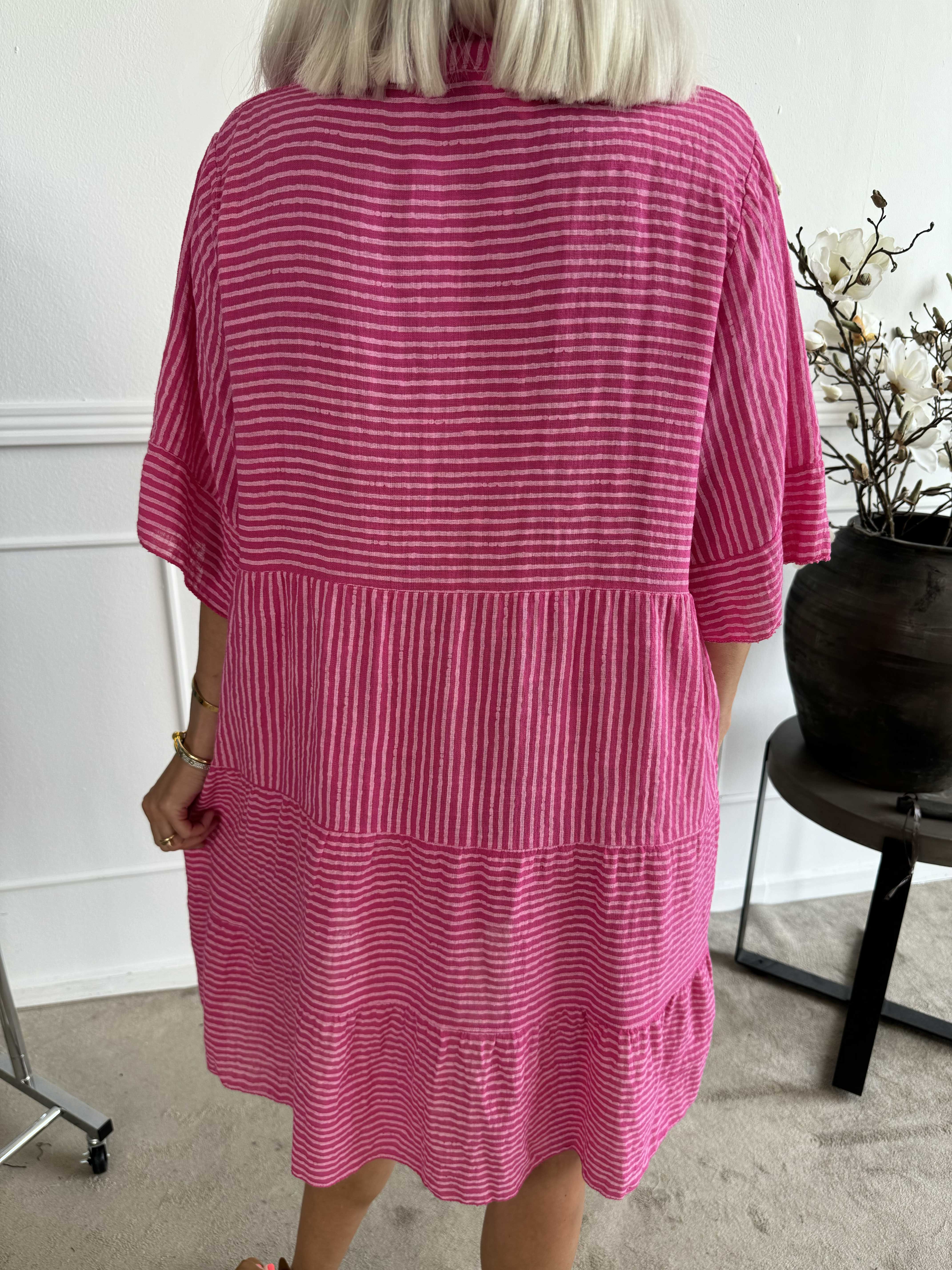 Jenni - Sød stripet bomuldskjole i hør lignende stof